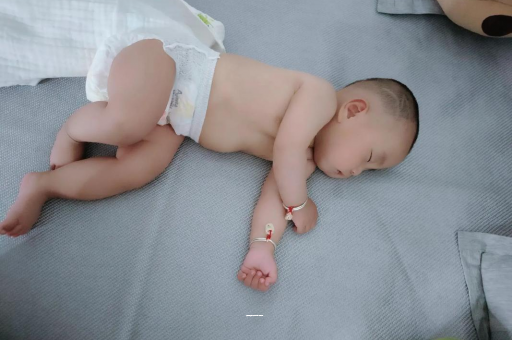 阿拉尔宝宝上火有眼屎 阿拉尔宝宝上火有眼屎